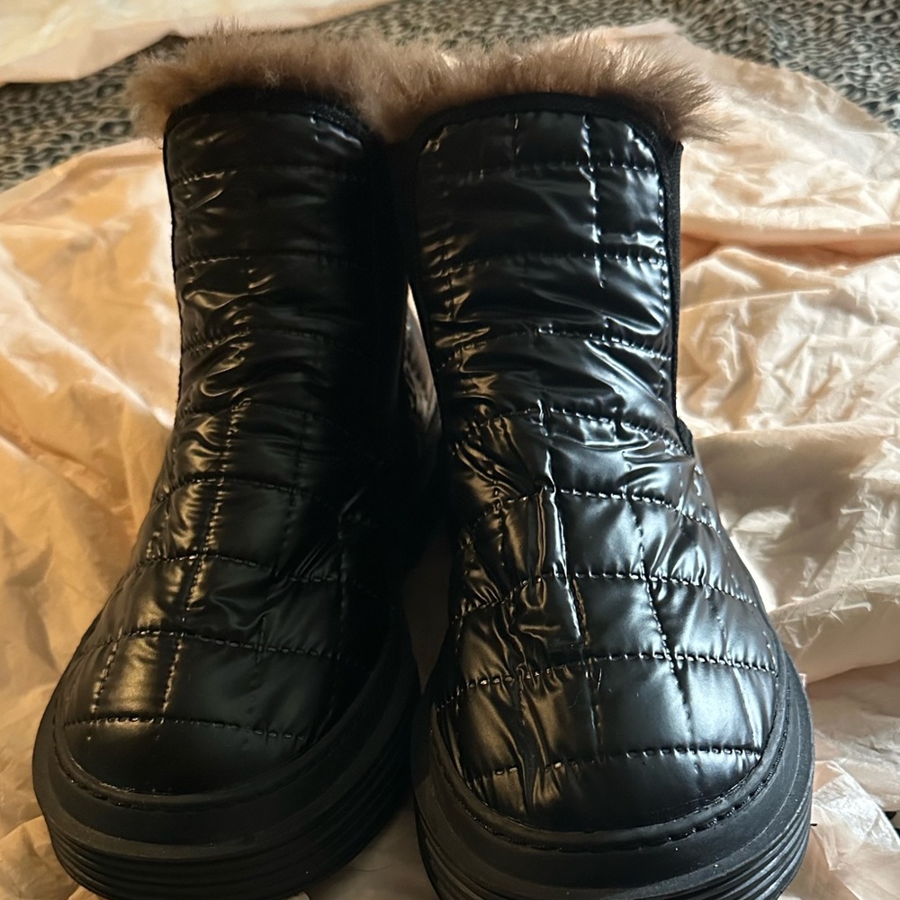Woman’s fur lined boots size 8.5